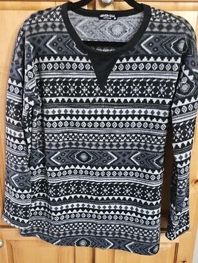 HEIMISH USA Black & Gray Geometric Crewneck Sweater